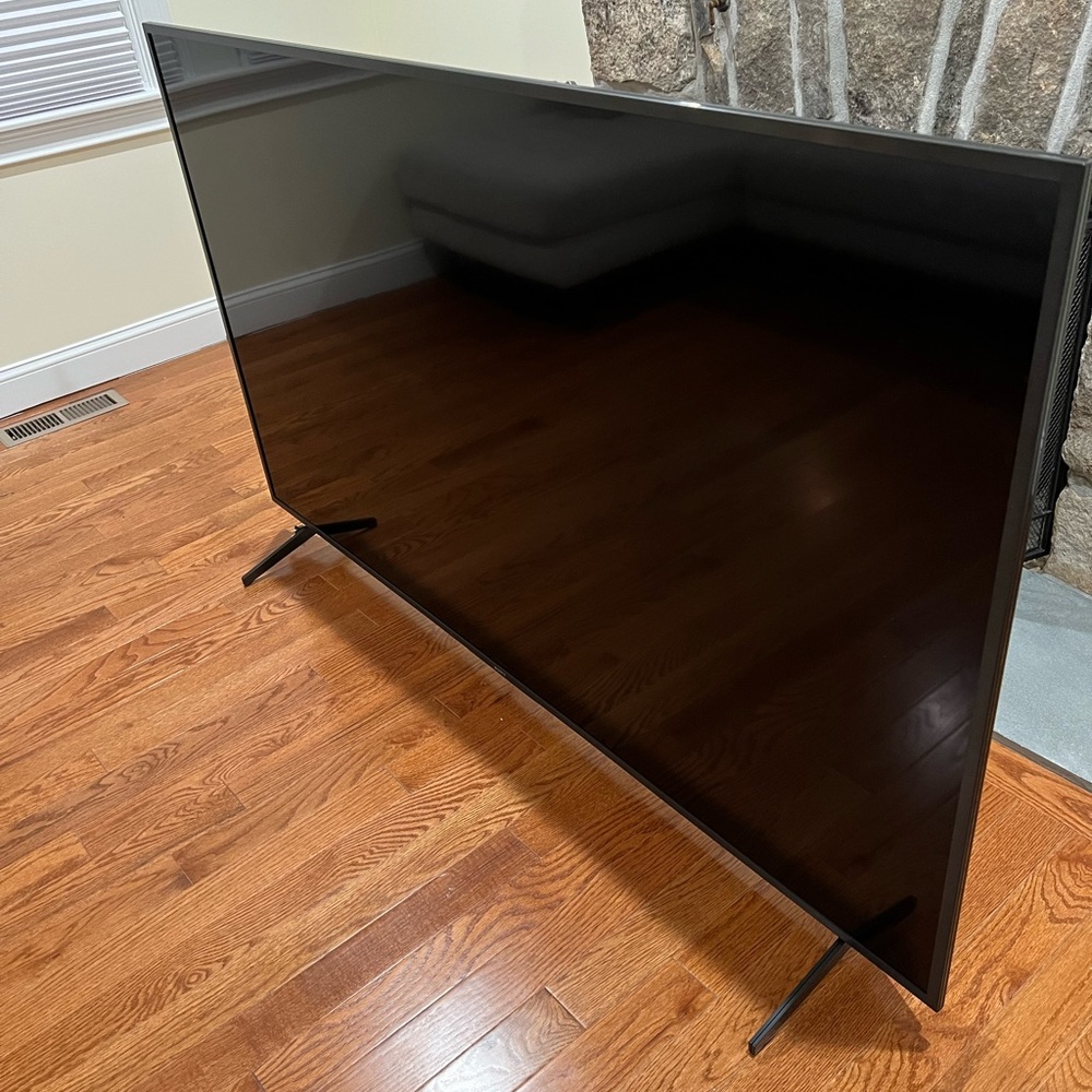 70 inch Sony tv brand new comes with remote and bracket for wall mount